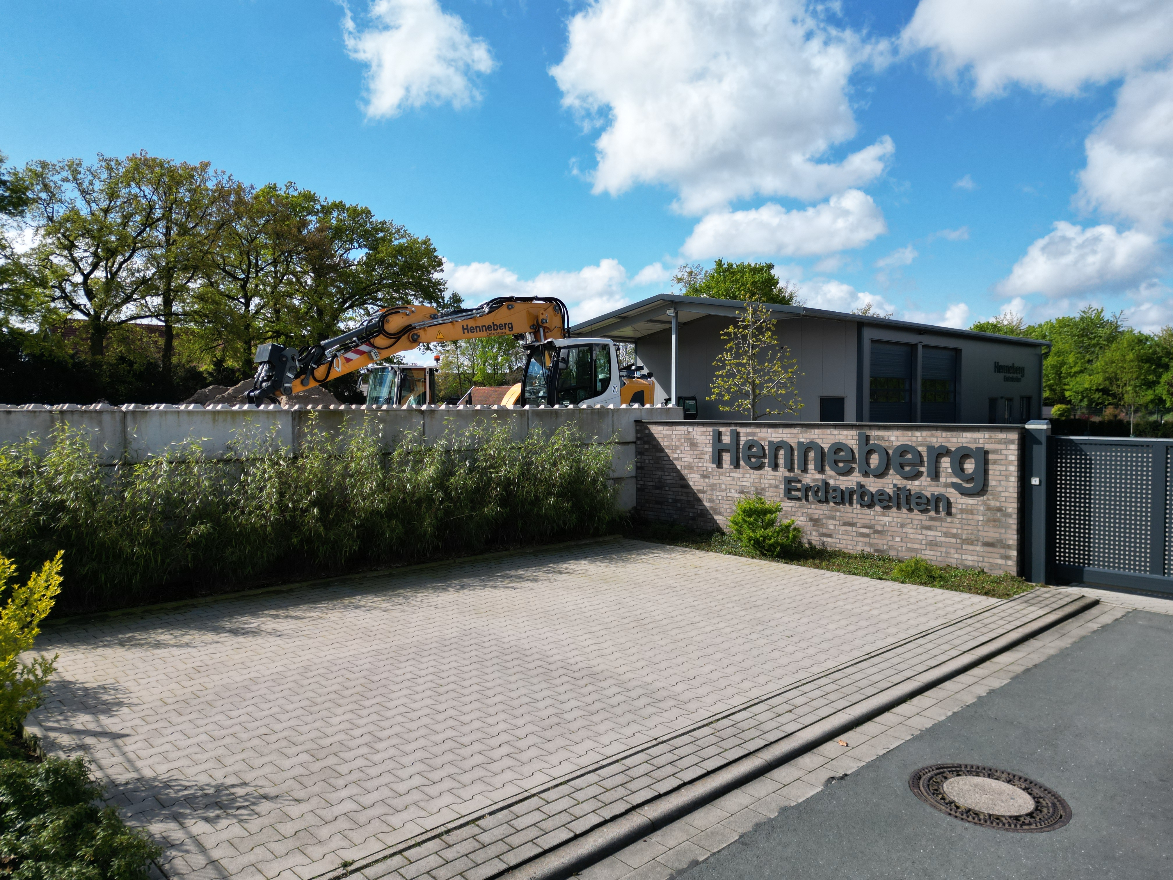 Henneberg Erdarbeiten – Firmengelände und Maschinen